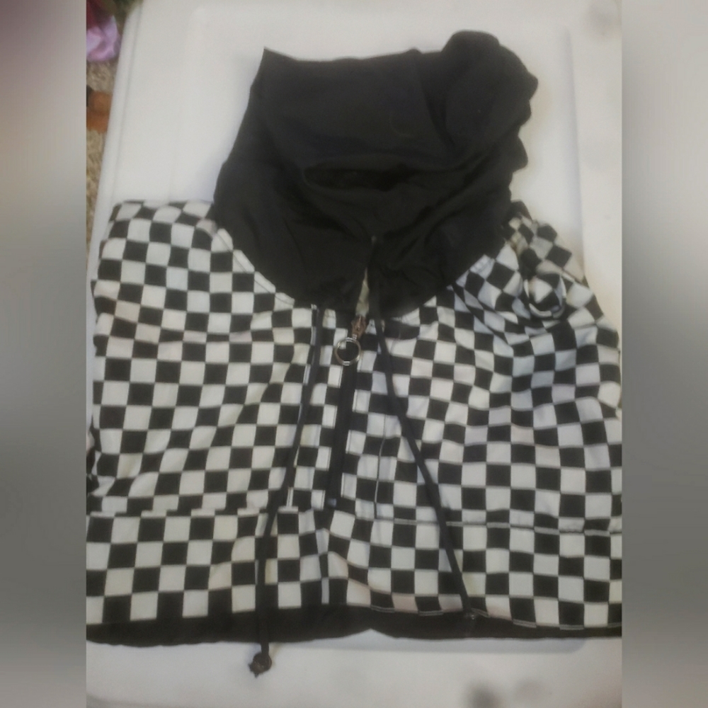 Adjustable checked Windbreaker